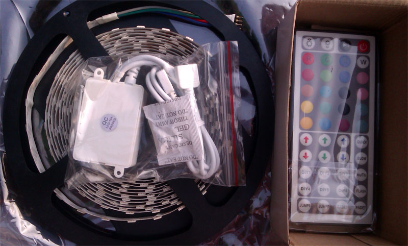 IP44_nonwaterproof_60_LEDs_per_meter_LED_light_strip_with_IR_remote_controller